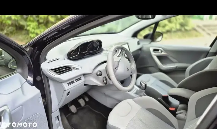 Peugeot 208 2014 photo 2