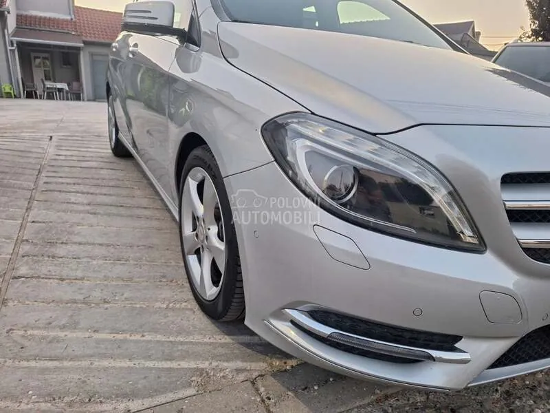 Mercedes-Benz B 180 2013 photo 4