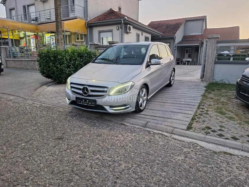 Mercedes-Benz B 180 2013 photo 2
