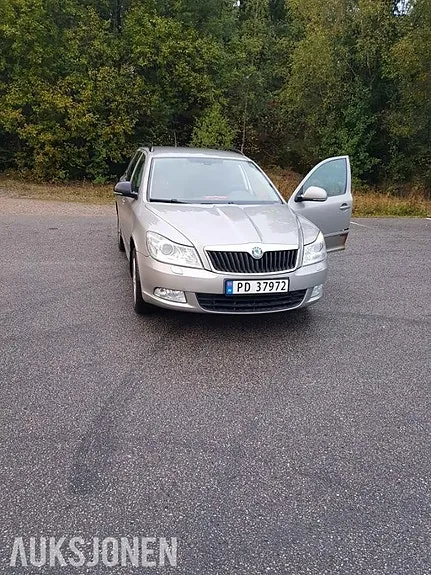 Skoda Octavia 2011 photo 2