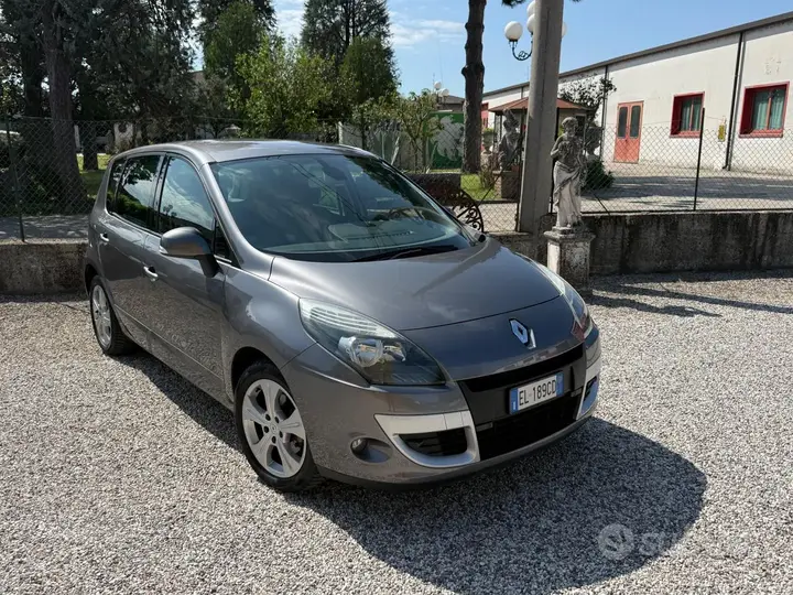 Renault Scenic 2012 photo 2