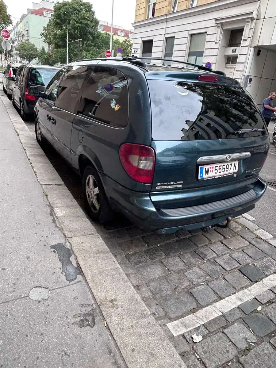 Chrysler Voyager 2005 photo 2