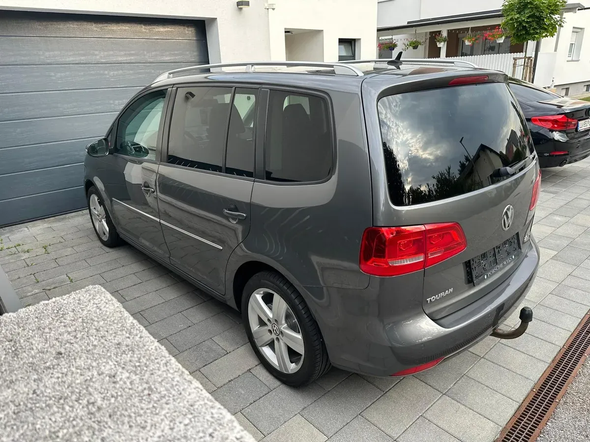 Volkswagen Touran 2011 photo 2
