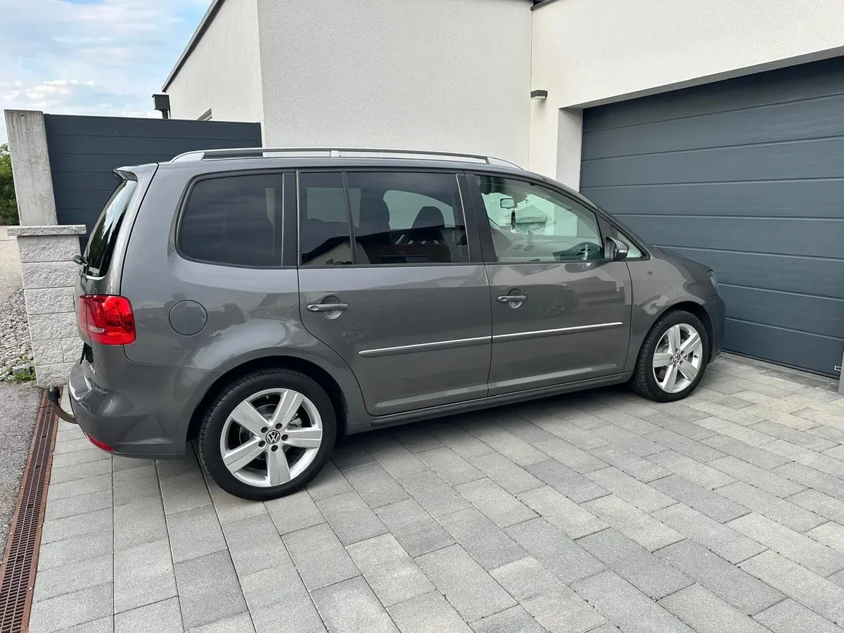 Volkswagen Touran 2011 photo 3