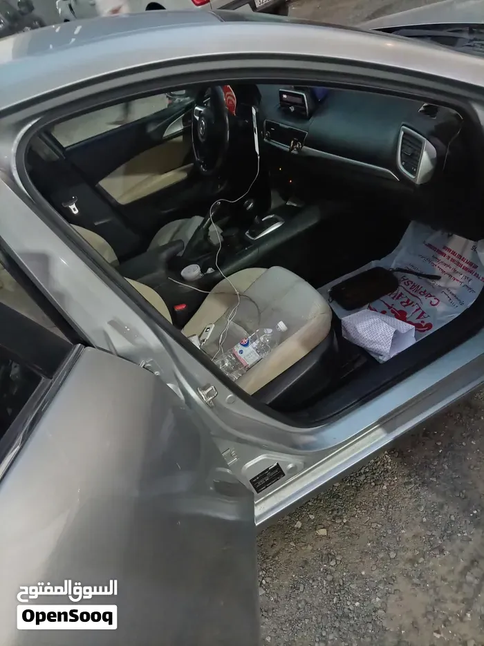 Mazda 3 2018 photo 2