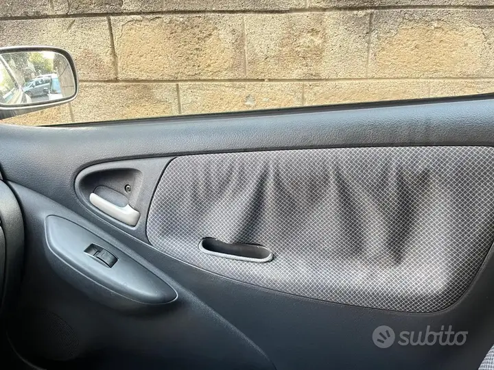 Toyota Yaris 2005 photo 2