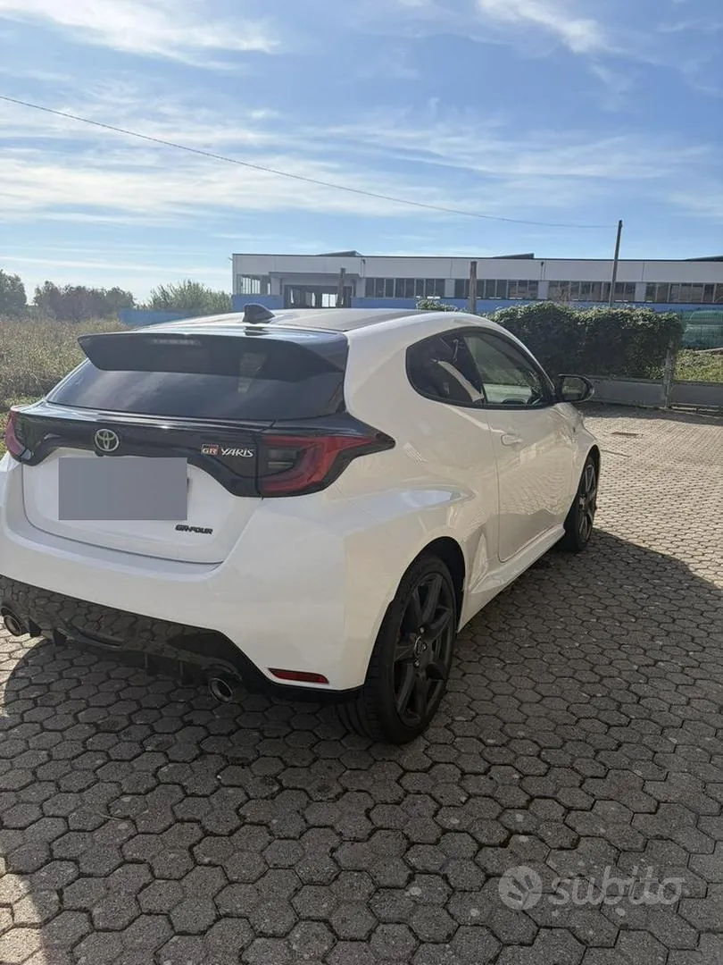 Toyota Yaris 2023 photo 2