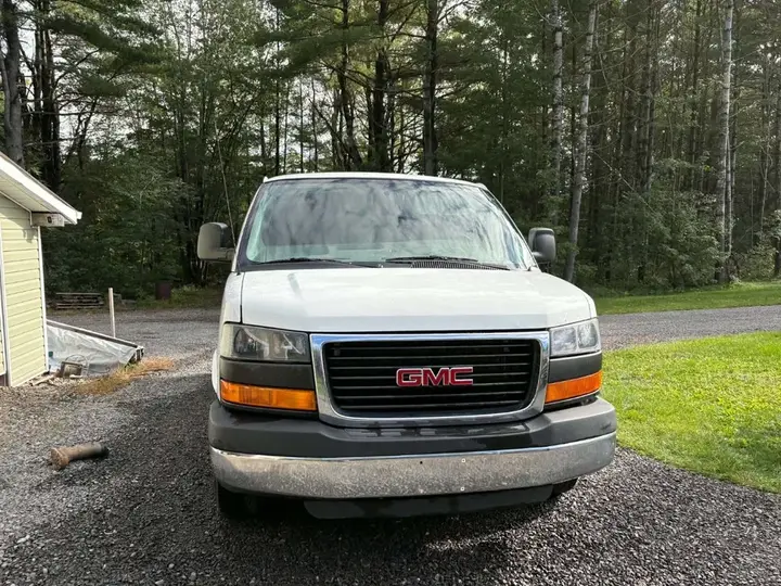 GMC Savana 2016 photo 2