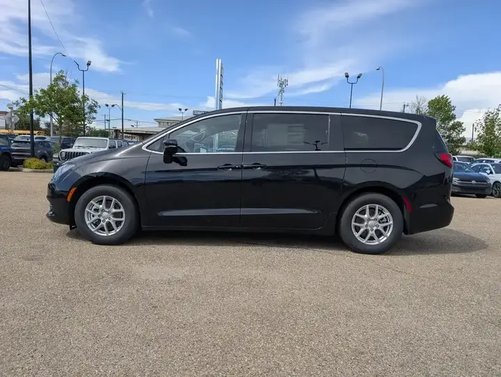 Chrysler Grand Caravan 2026 photo 3