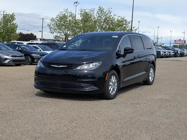 Chrysler Grand Caravan 2026 photo 2
