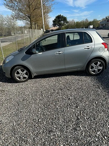 Toyota Yaris 2010 photo 3