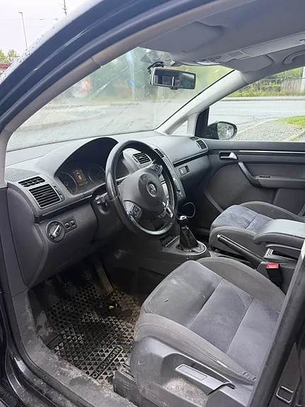 Volkswagen Touran 2011 photo 3