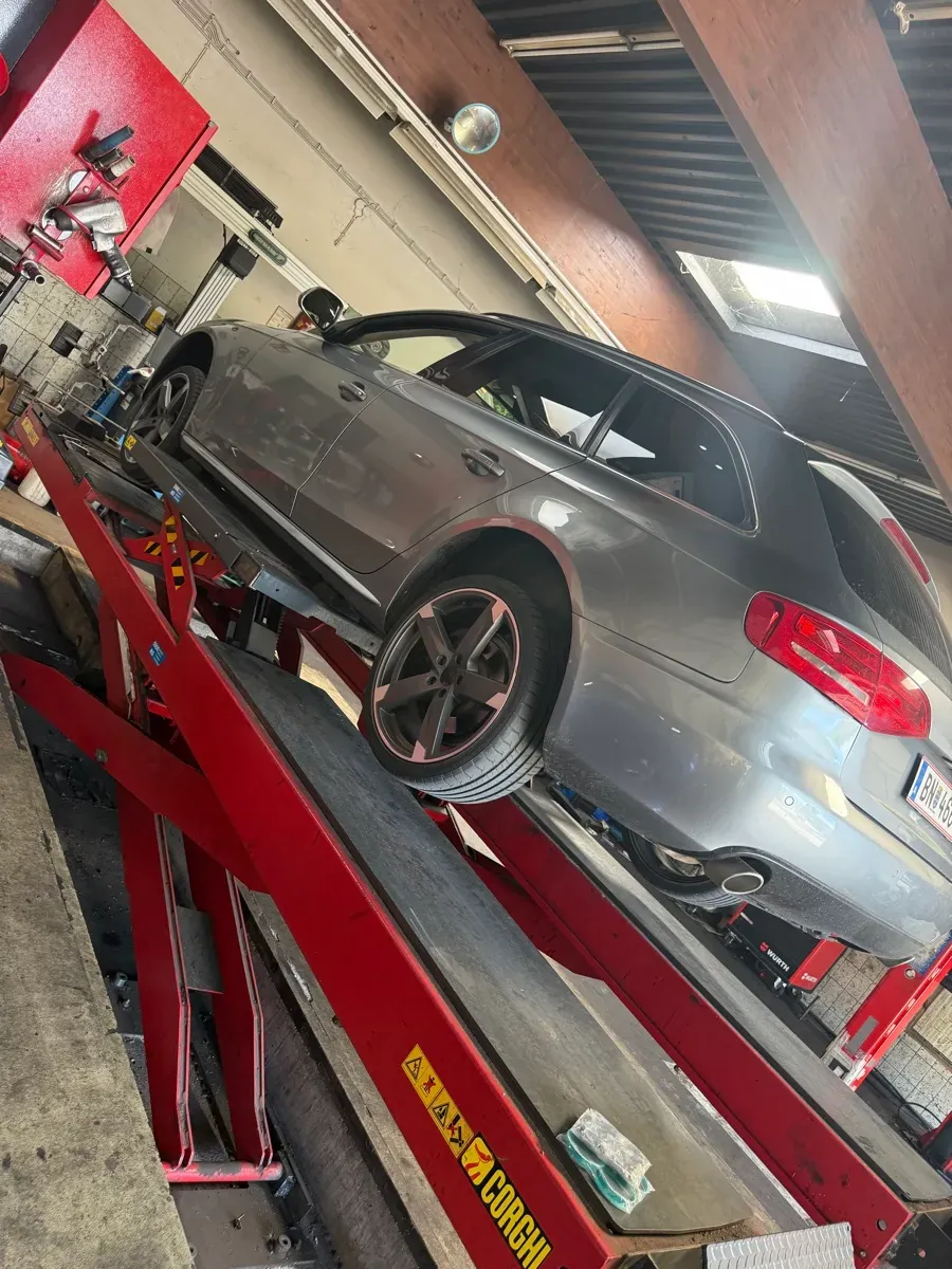 Audi A4 2009 photo 2