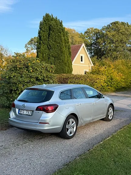 Opel Astra 2013 photo 2