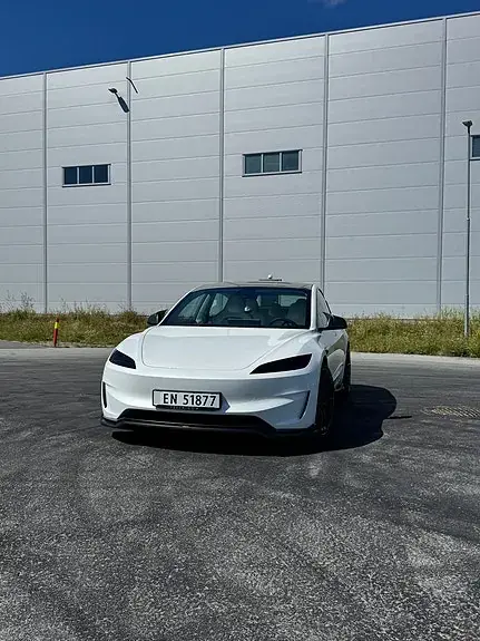Tesla Model 3 2024 photo 3