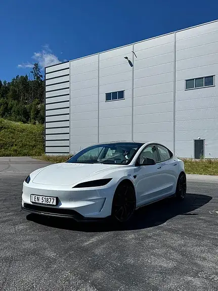 Tesla Model 3 2024 photo 2