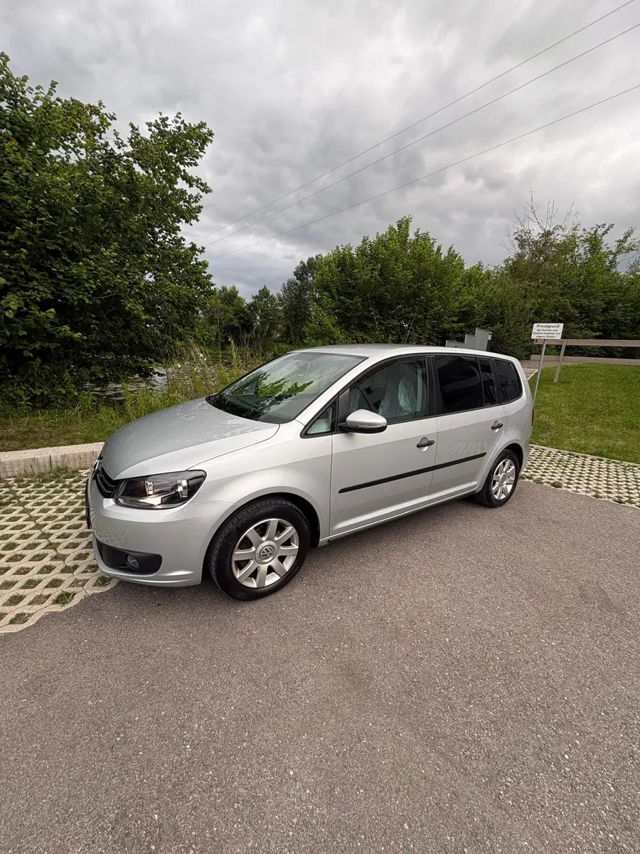 Volkswagen Touran 2013 photo 2