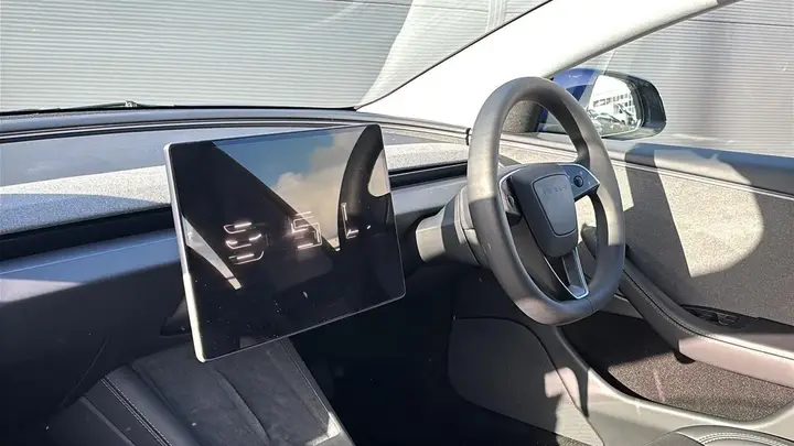 Tesla Model 3 2025 photo 2