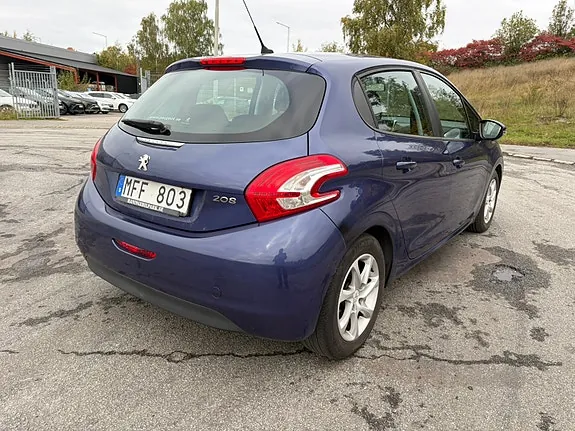 Peugeot 208 2012 photo 3