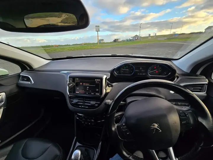 Peugeot 2008 2017 photo 2