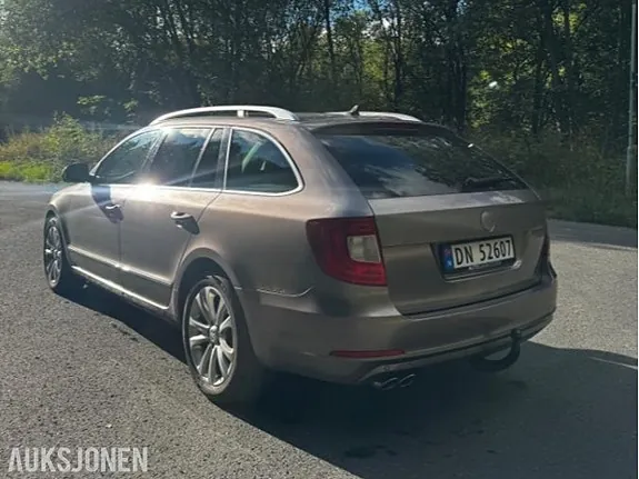 Skoda Superb 2011 photo 3