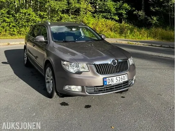 Skoda Superb 2011 photo 2