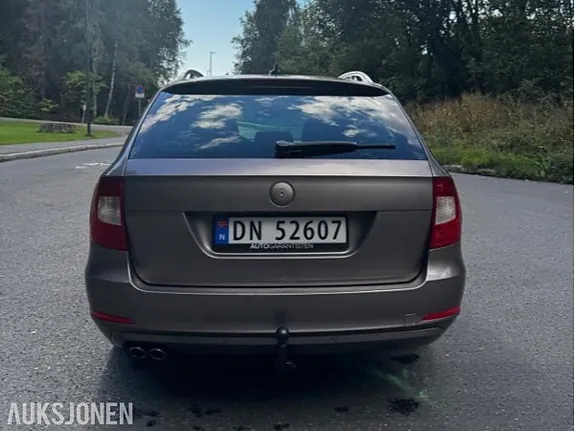 Skoda Superb 2011 photo 4
