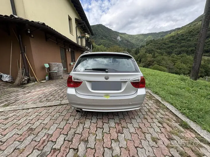 BMW 320D 2006 photo 2