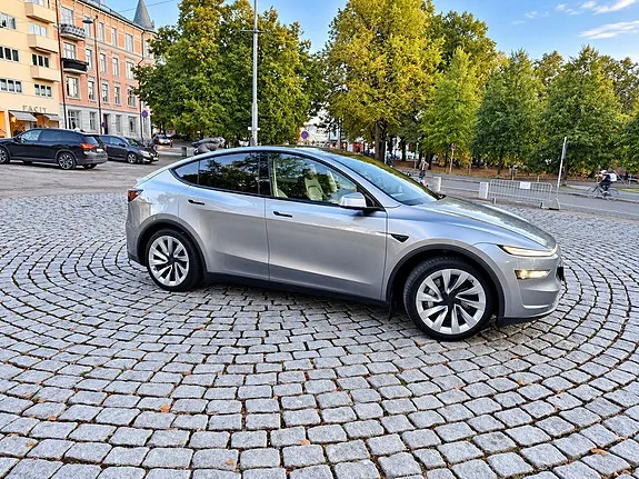 Tesla Model Y 2025 photo 4