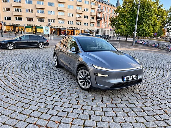 Tesla Model Y 2025 photo 2
