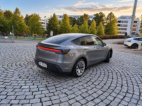 Tesla Model Y 2025 photo 5