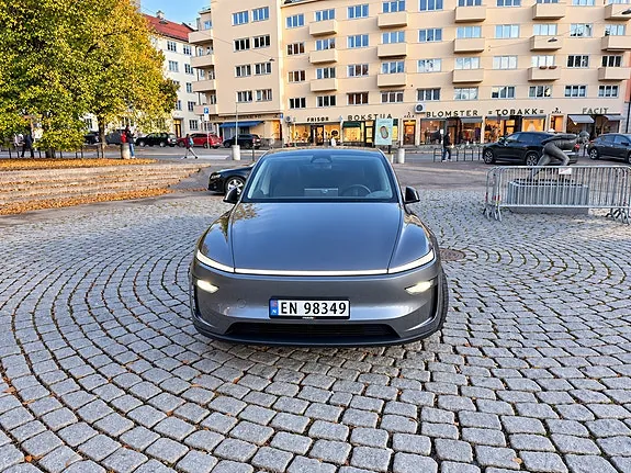 Tesla Model Y 2025 photo 3