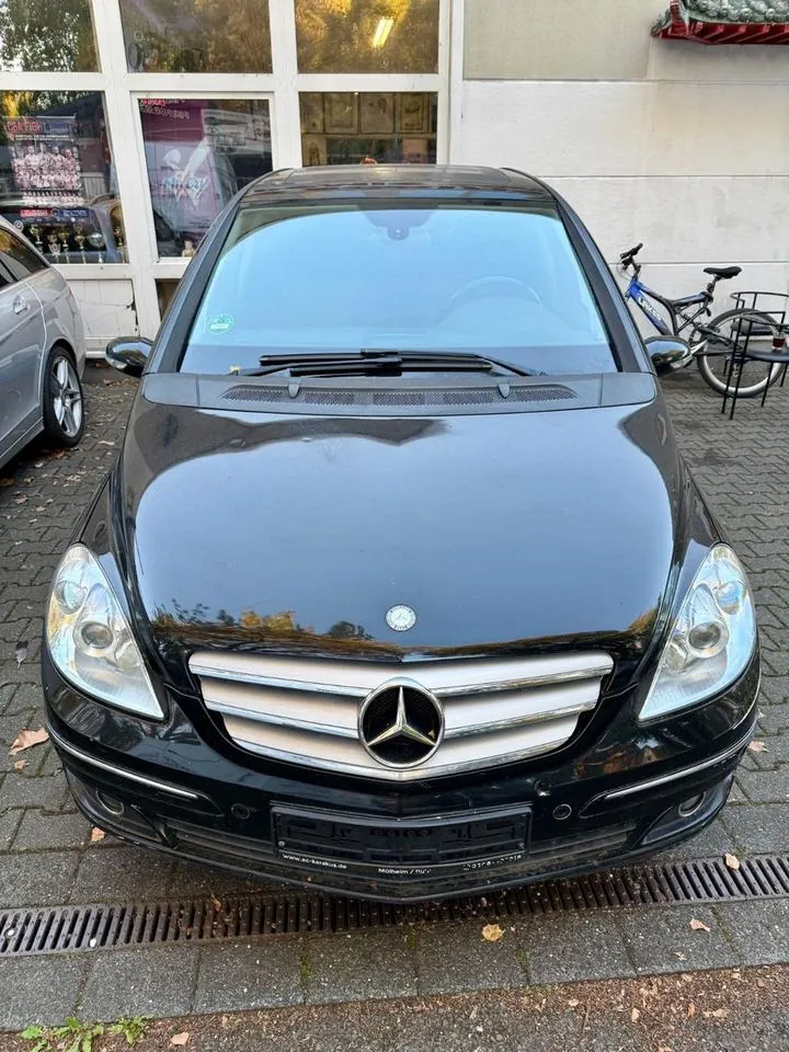 Mercedes-Benz B 180