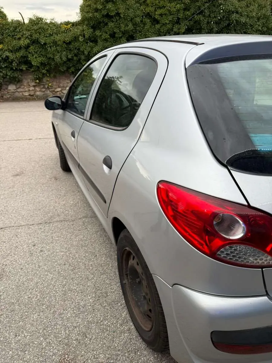 Peugeot 206 2010 photo 3
