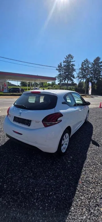 Peugeot 208 2017 photo 3