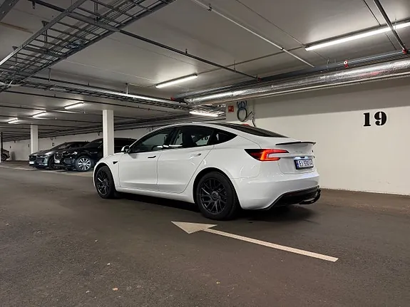 Tesla Model 3 2024 photo 2