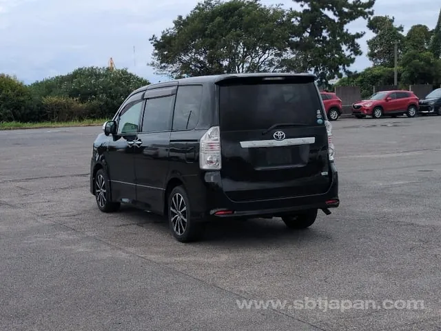 Toyota Voxy 2008 photo 3