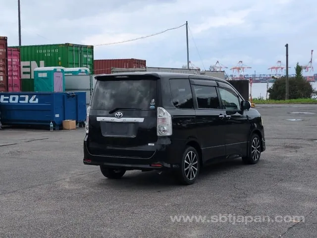 Toyota Voxy 2008 photo 4
