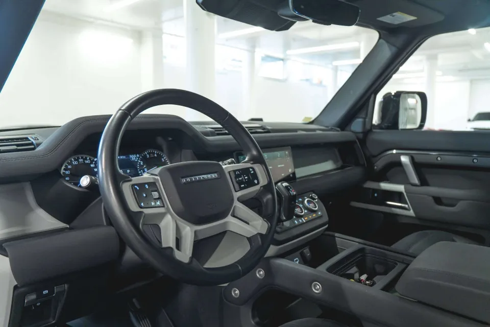 Land Rover Defender 2023 photo 2