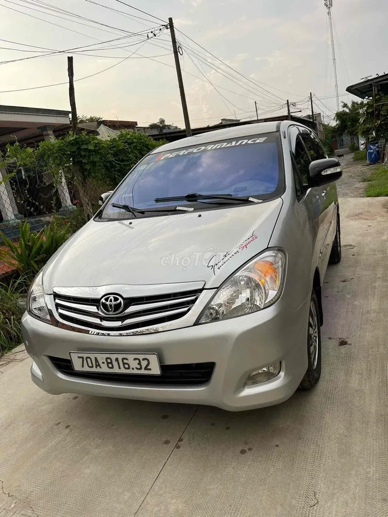 Toyota Innova 2010 photo 2