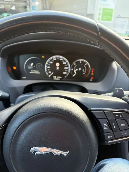 Jaguar F-Pace 2017 photo 2