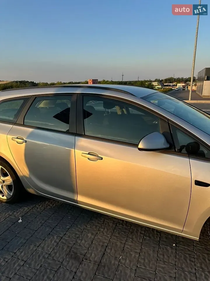 Opel Astra 2011 photo 3