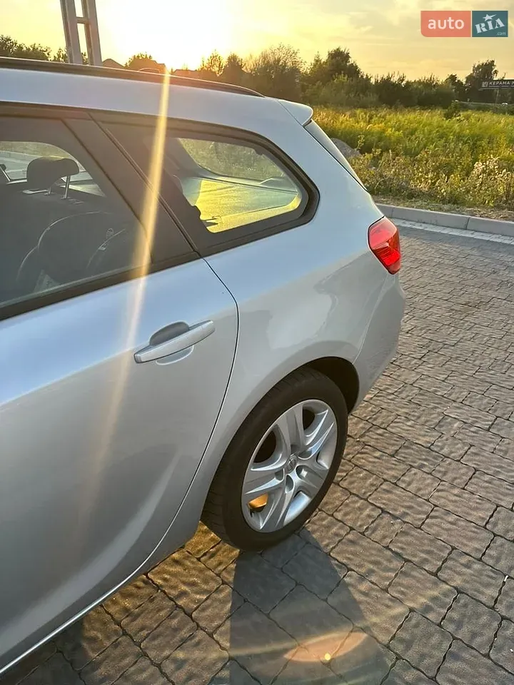 Opel Astra 2011 photo 2