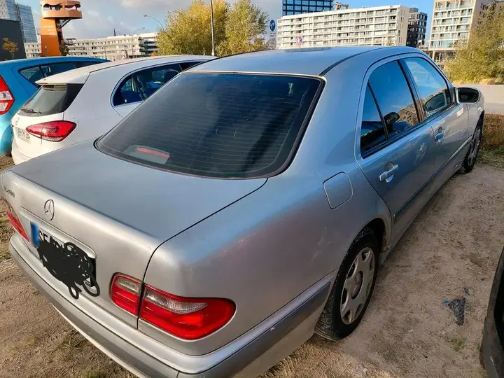 Mercedes-Benz E200