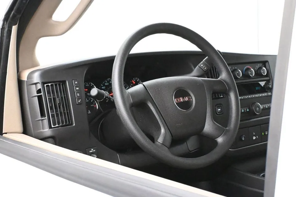 GMC Savana 2025 photo 4