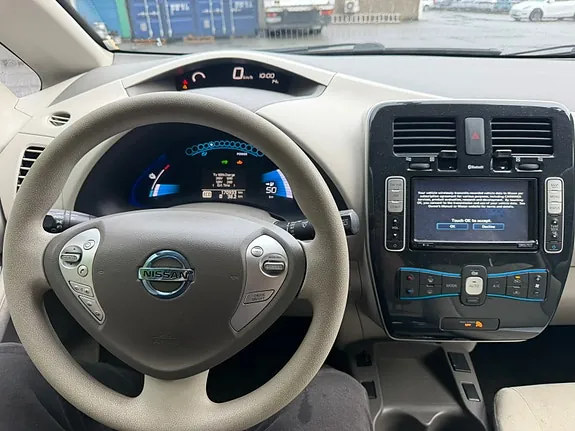 Nissan Leaf 2012 photo 2