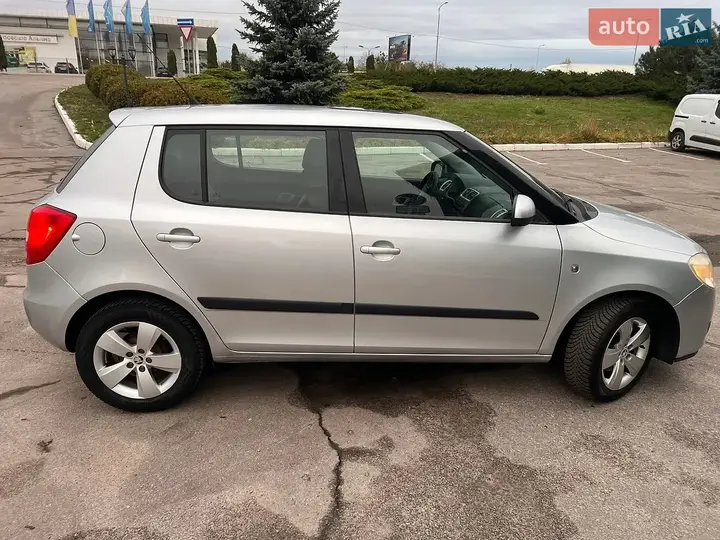 Skoda Fabia 2009 photo 2