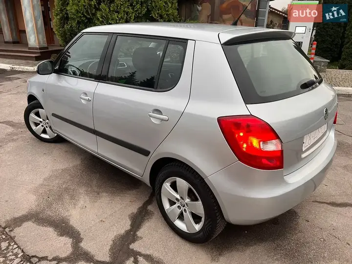 Skoda Fabia 2009 photo 5
