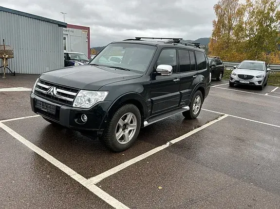 Mitsubishi Pajero 2012 photo 2