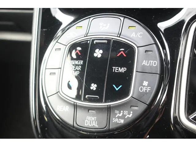 Toyota Voxy 2017 photo 5